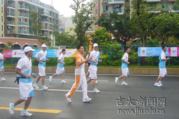 best365学子张利夫(中)担任第26届大运会火炬手